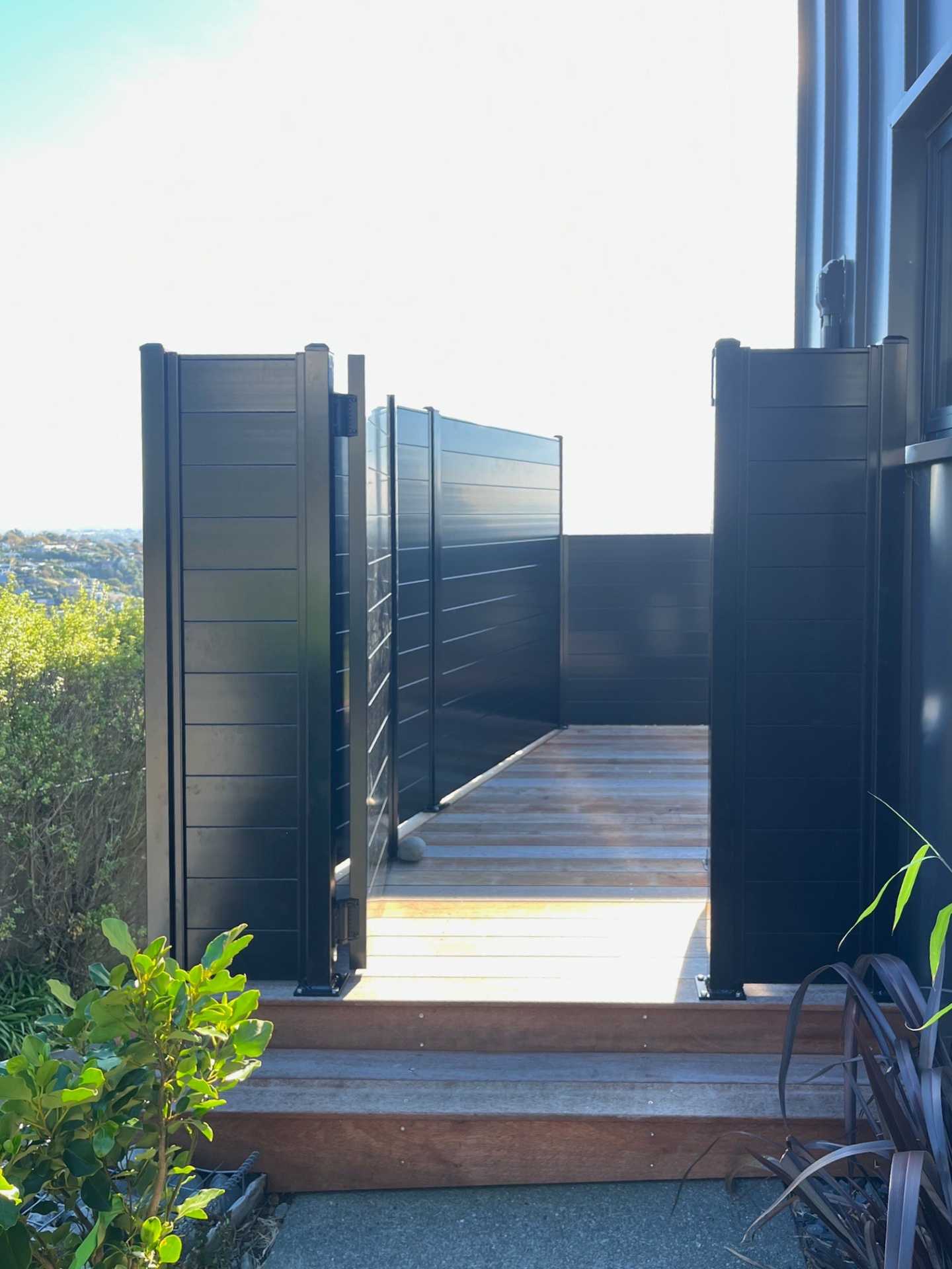 Aluminium privacy screen and gate to elevated deck